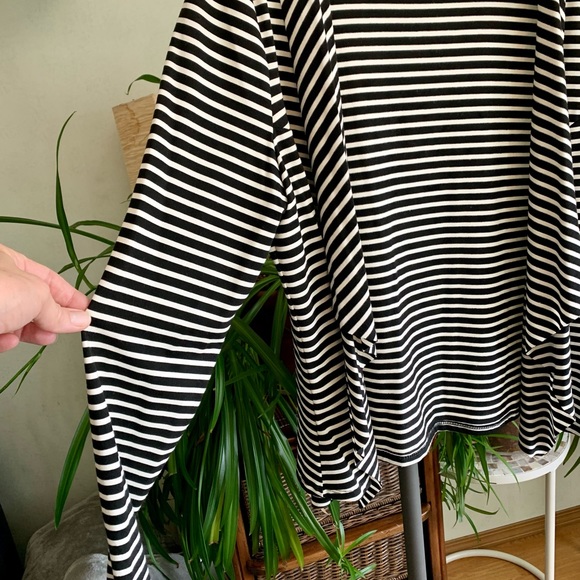Black & white striped cardigan top. size large. THX - Picture 4 of 6